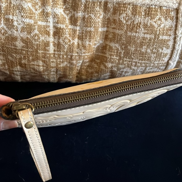 PATRICIA NASH FLORAL EMBOSSED LARGE WRISTLET - Picture 3 of 10